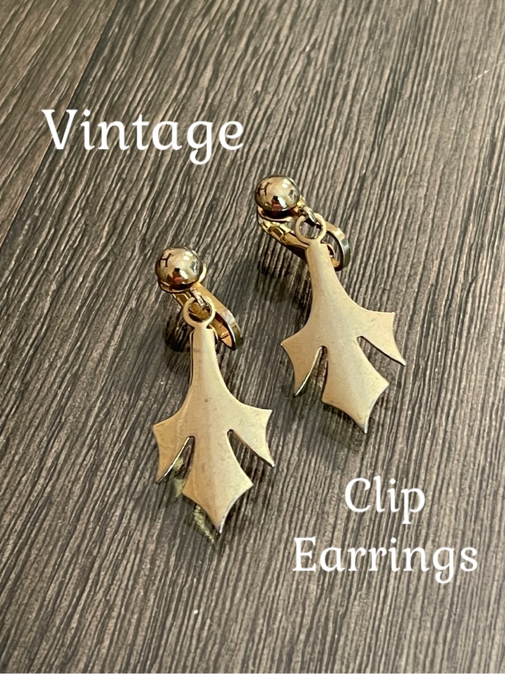 Vintage Stylized Heraldic Lily -Fleur-dis-lis Goldtone Metal Dangle Clip Earring